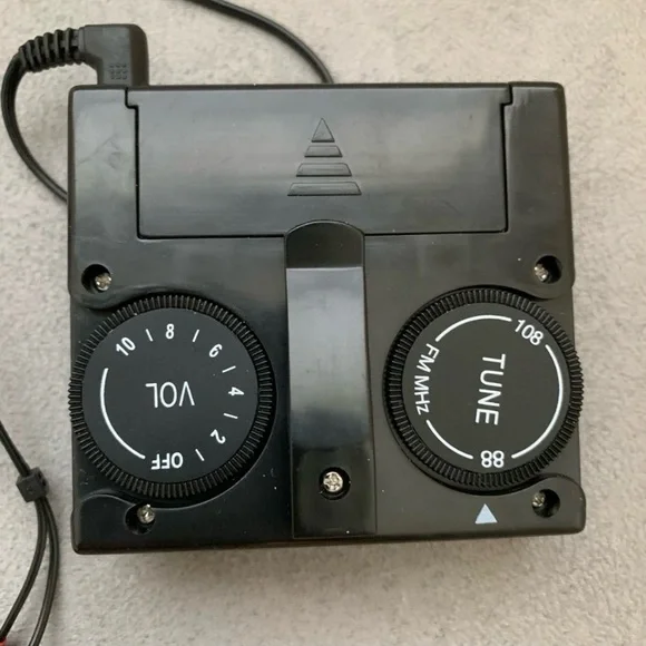 VTG NFL (4) ITEMS SUPERBOWL XXXIX BUNDLE OFFICIAL TEE, PROGRAM,SEAT PAD & RADIO - Picture 15 of 16